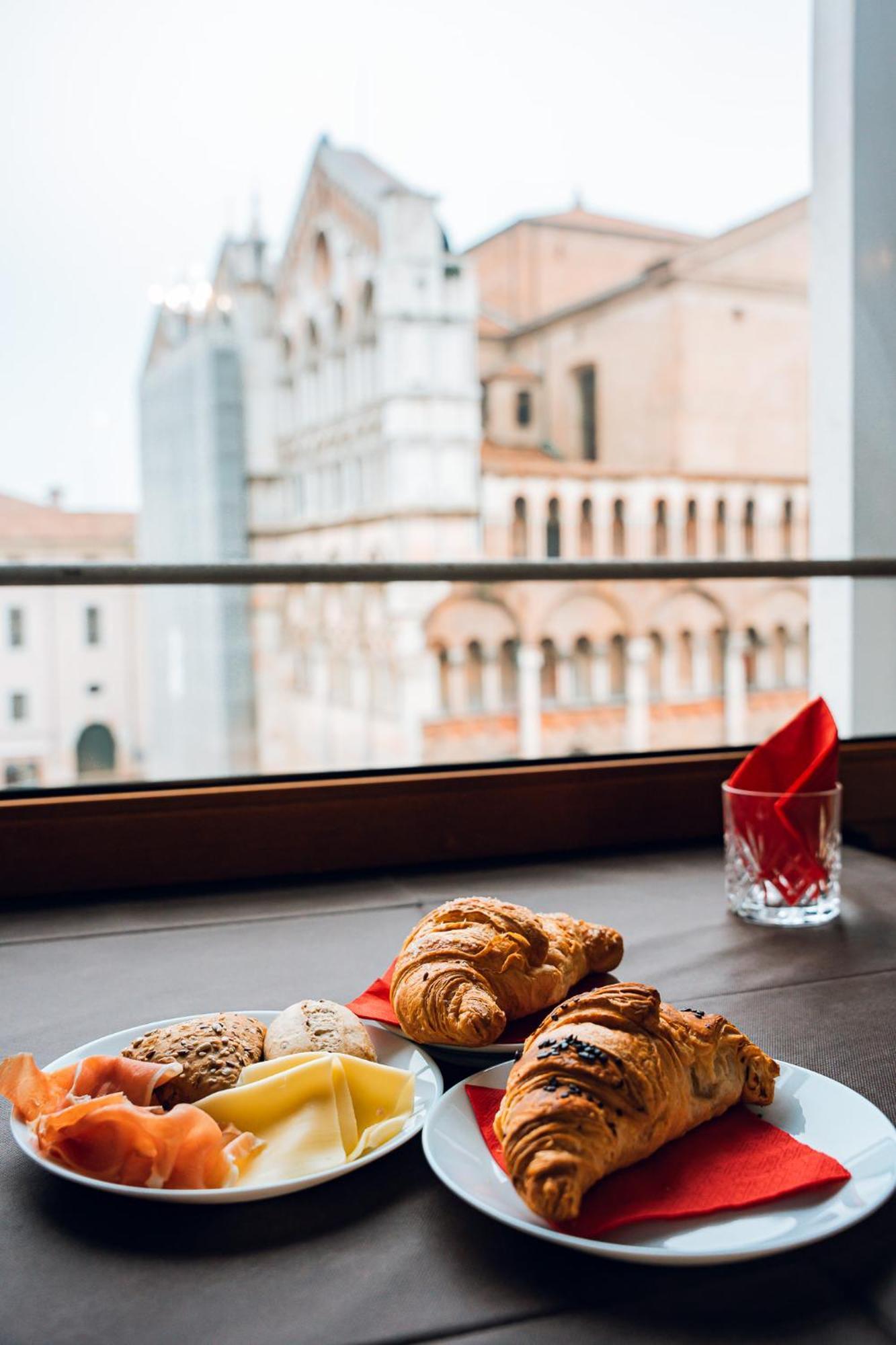 Hotel Torre Della Vittoria 1928 แฟร์รารา ภายนอก รูปภาพ