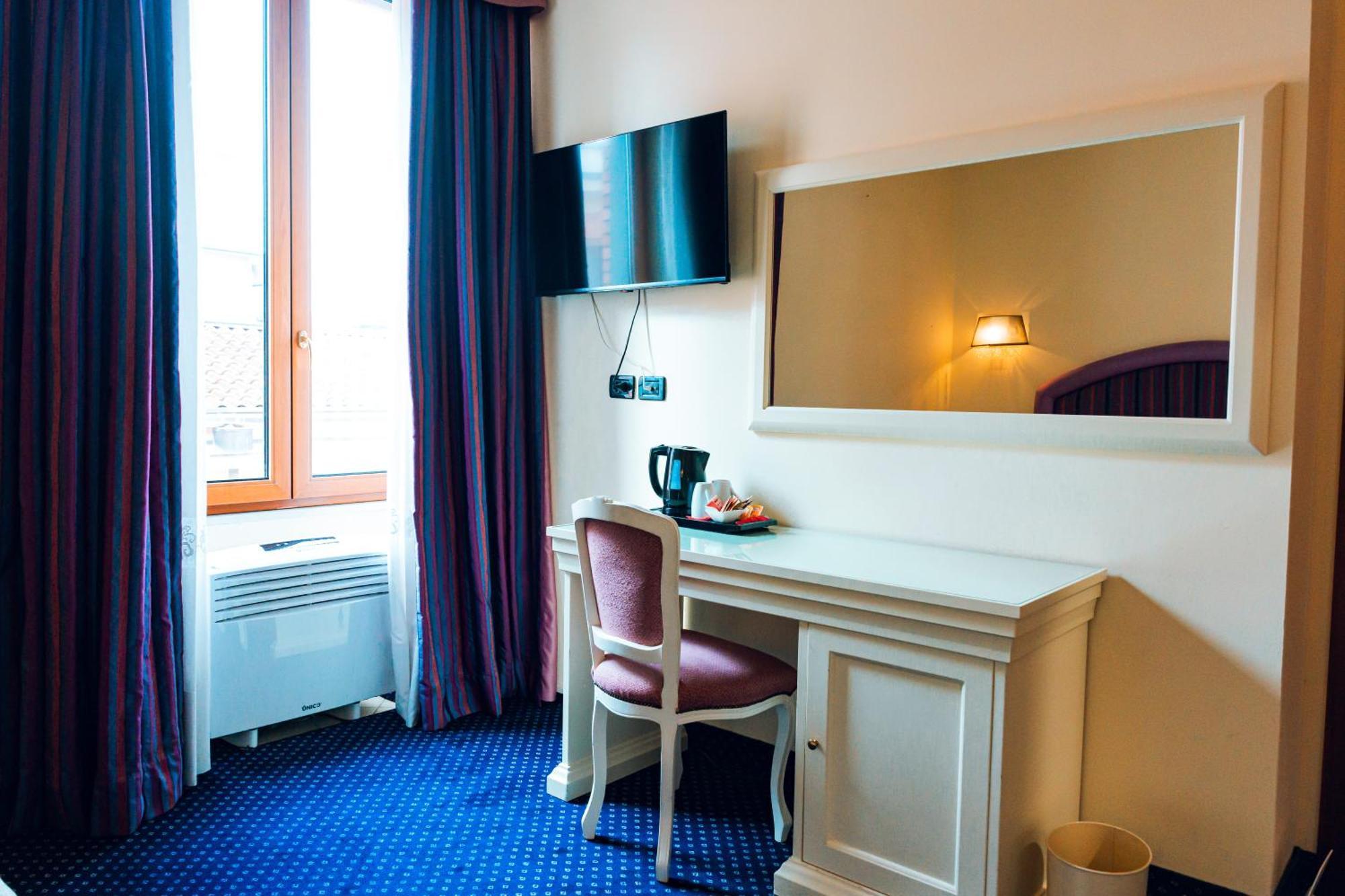 Hotel Torre Della Vittoria 1928 แฟร์รารา ภายนอก รูปภาพ